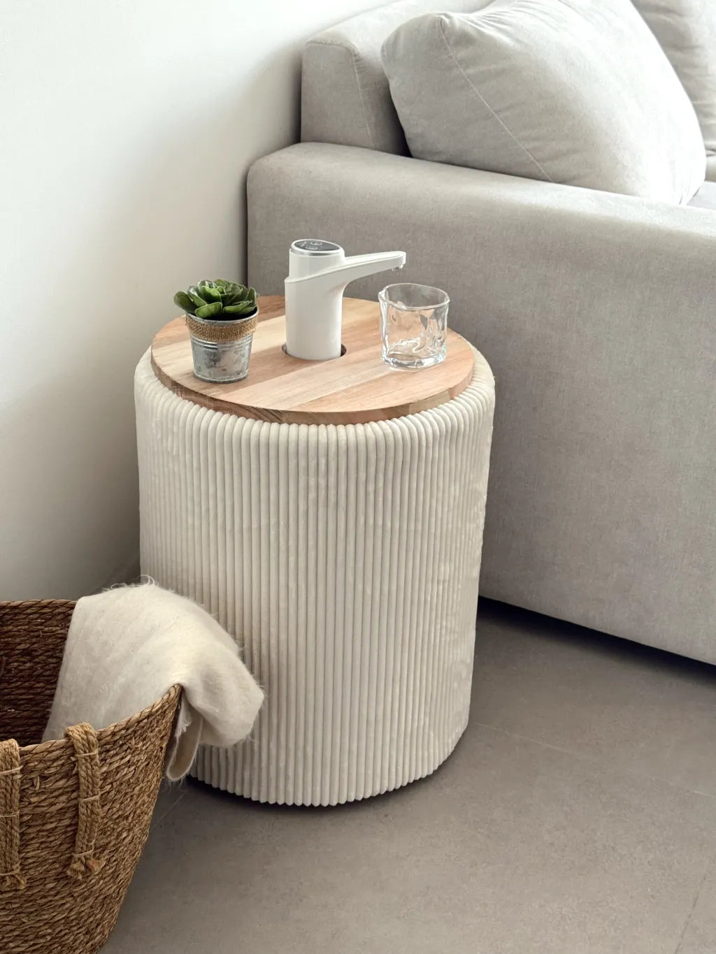 Mesa lateral com dispensador de água em madeira premium 3