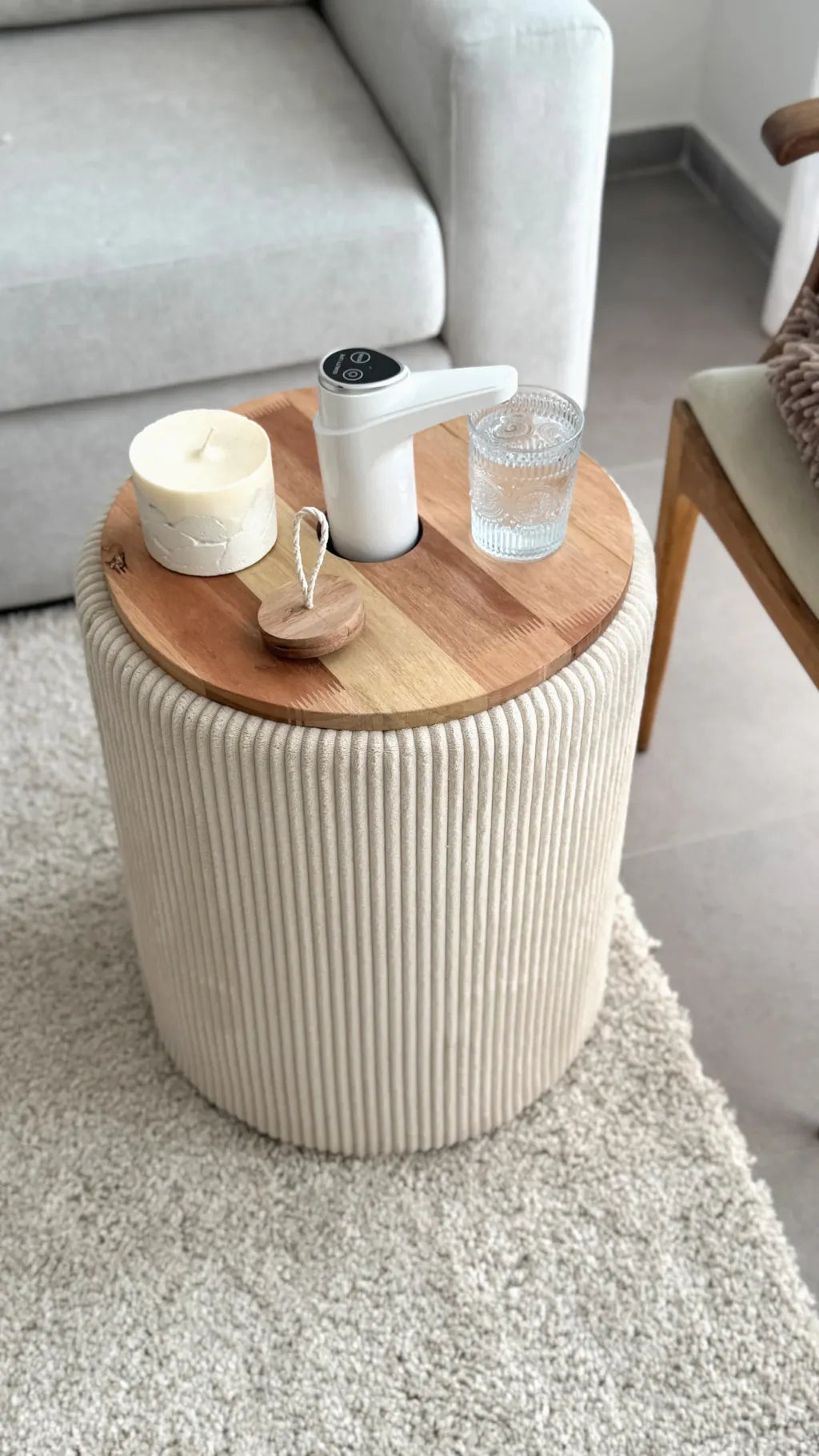 Mesa lateral com dispensador de água em madeira premium 6