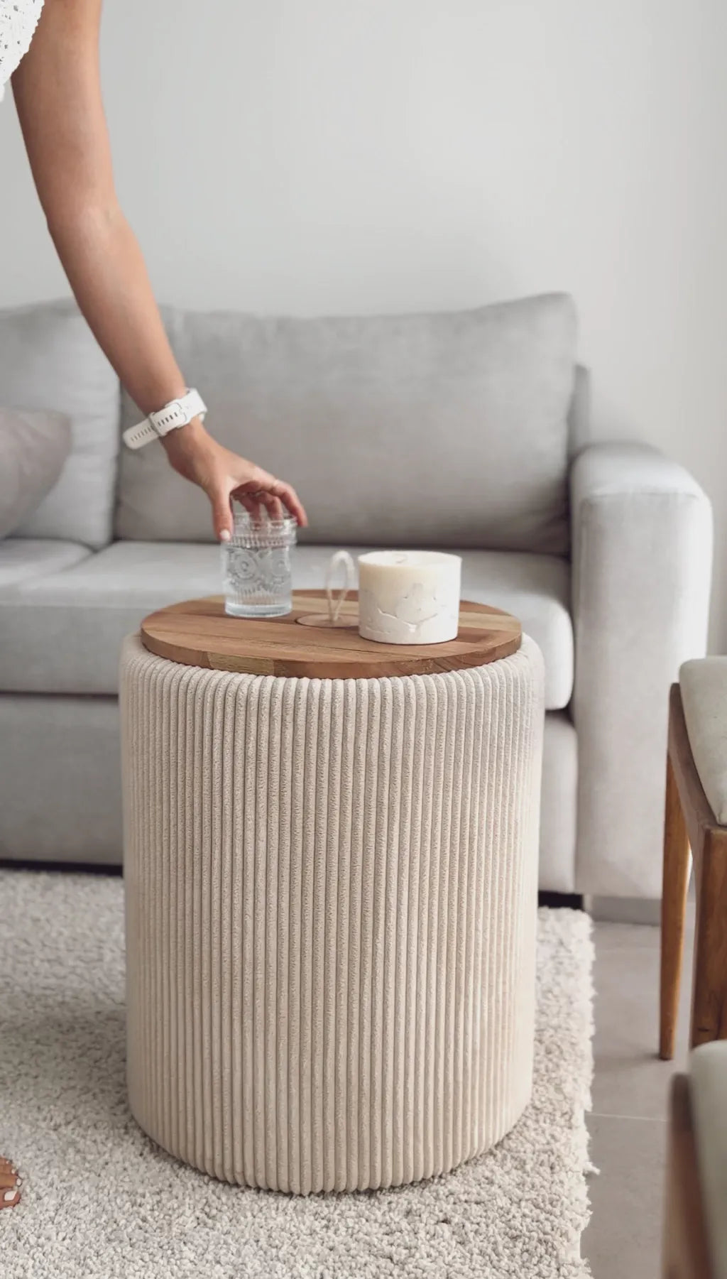 Mesa lateral com dispensador de água em madeira premium 9