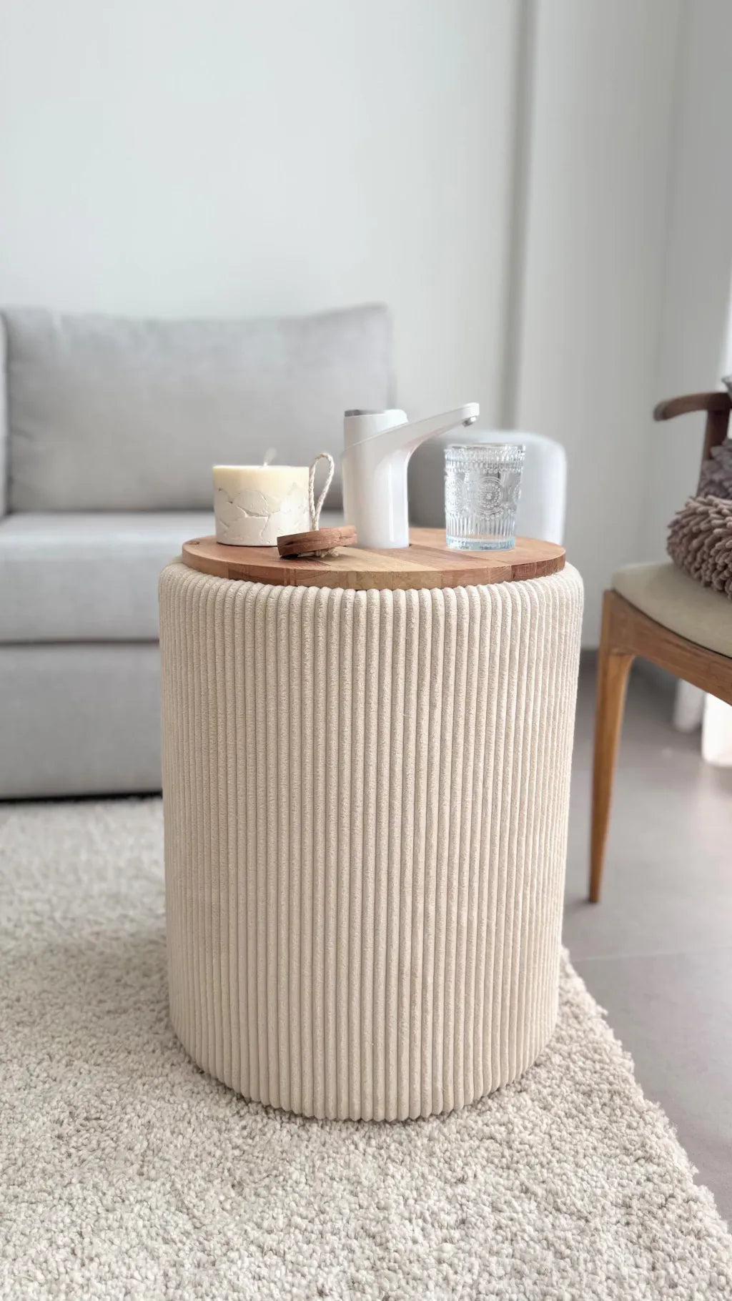 Mesa lateral com dispensador de água em madeira premium 5