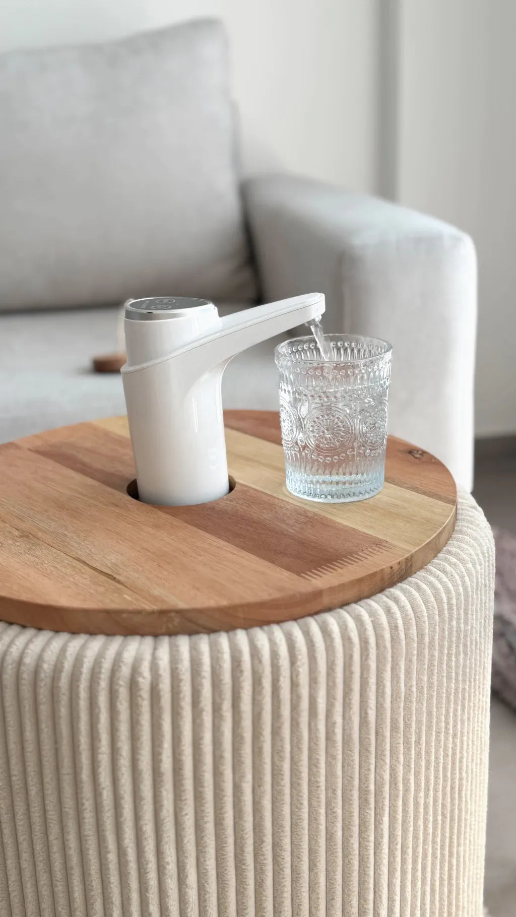 Mesa lateral com dispensador de água em madeira premium 7